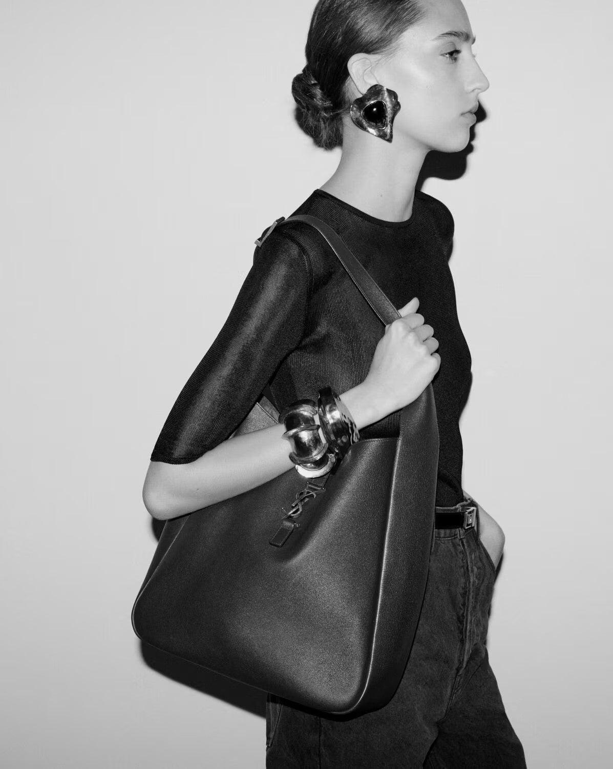 Saint Laurent Le 5 a 7 Large hobo bag in Black - additional angle