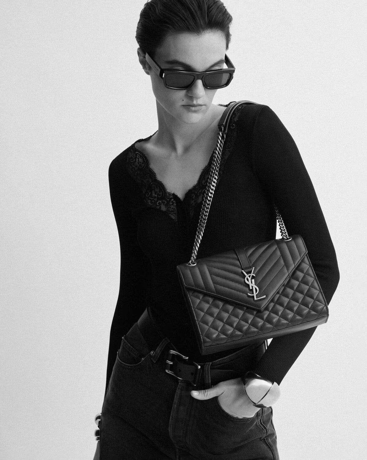 Saint Laurent Envelope Medium bag in White - additional angle