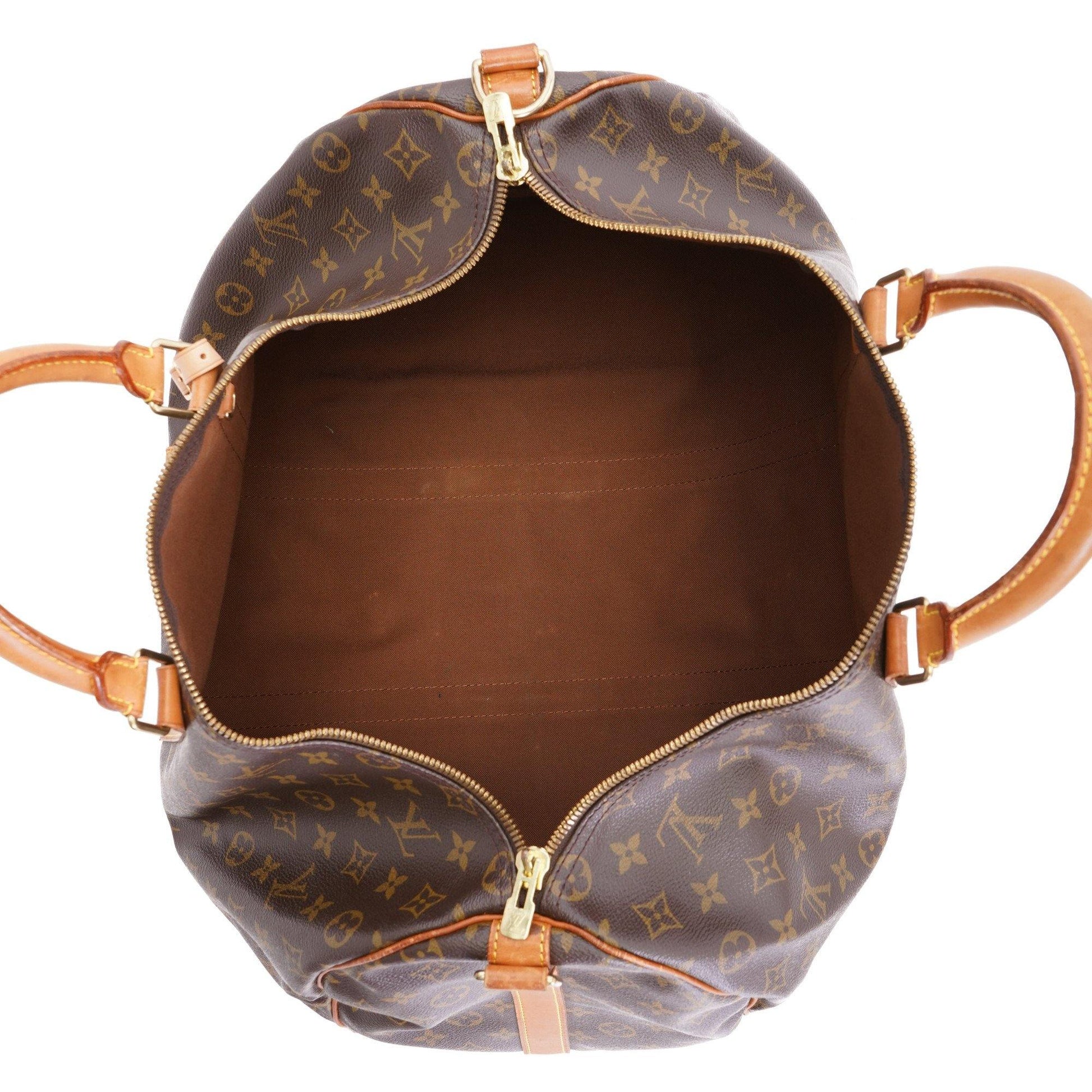 The bag with its padlock and keys