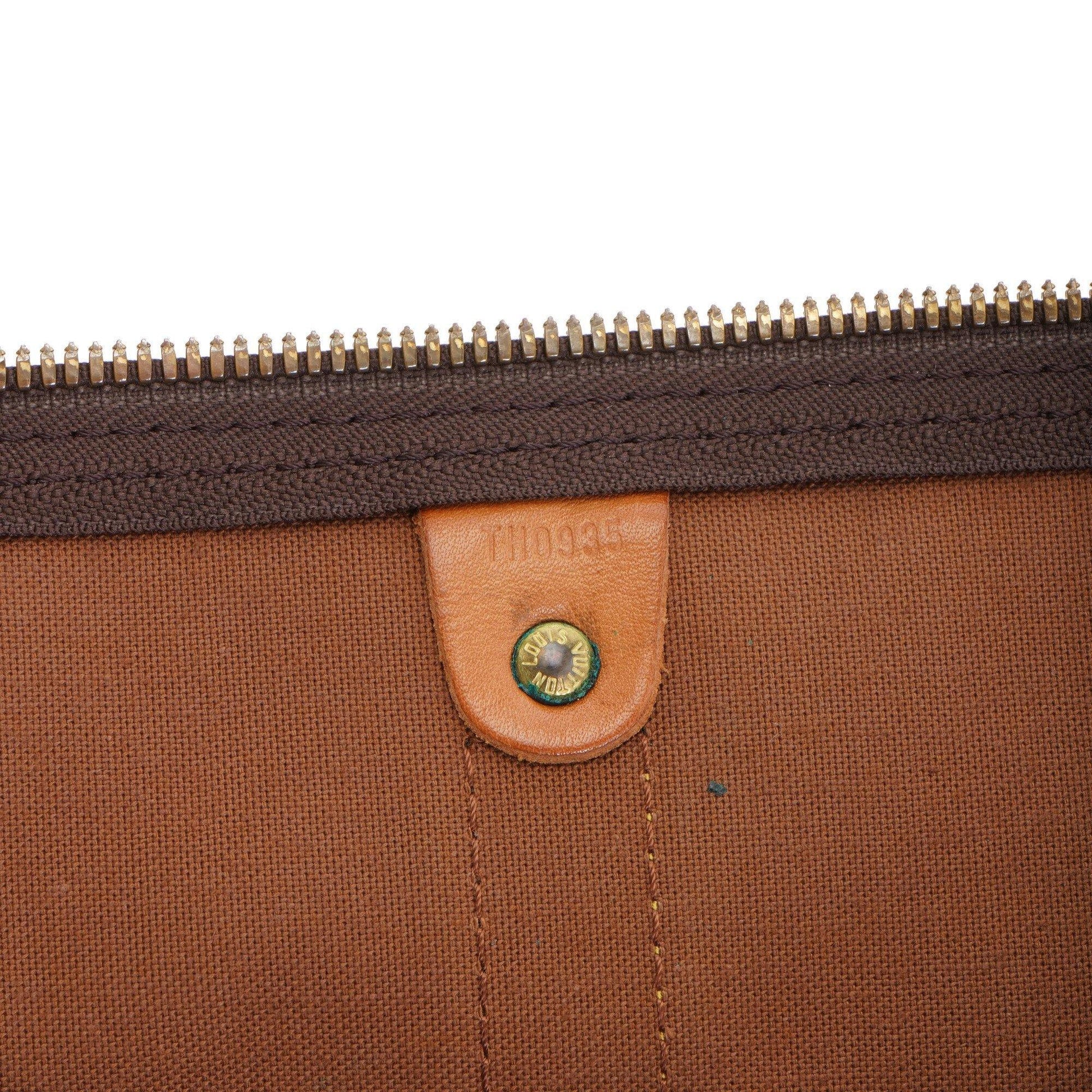 A detail of the zipper pull on the main compartment