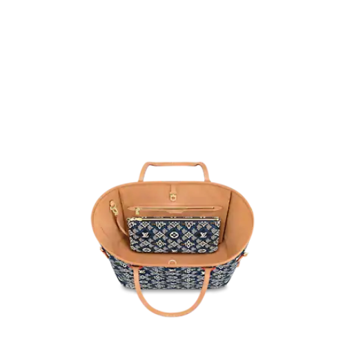 A view of the jacquard pattern, focusing on the Monogram Flowers and LV initials